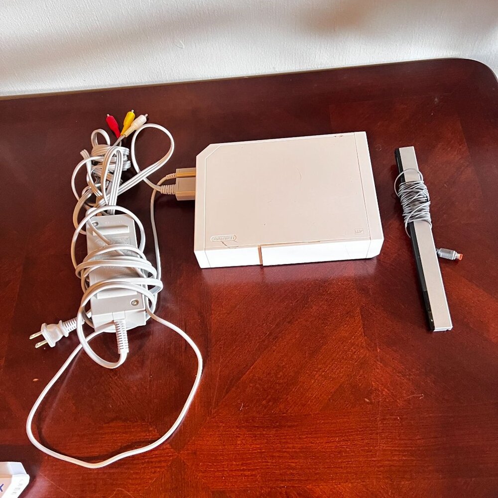 Nintendo Wii RVL-001 Console White With Cords‎ & Sensor Bar Tested